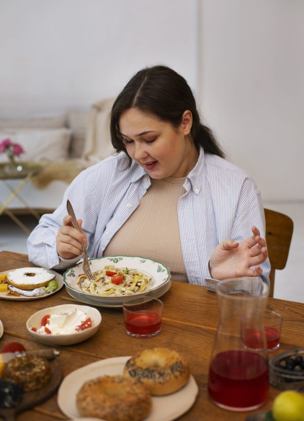 medium-shot-woman-with-delicious-food medium-shot-woman-with-delicious-food