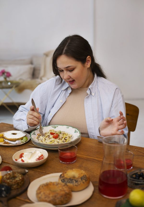 medium-shot-woman-with-delicious-food medium-shot-woman-with-delicious-food